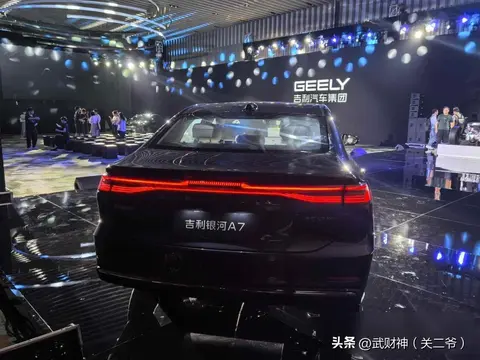 吉利新车登场，低价混动真能火？续航够用吗？