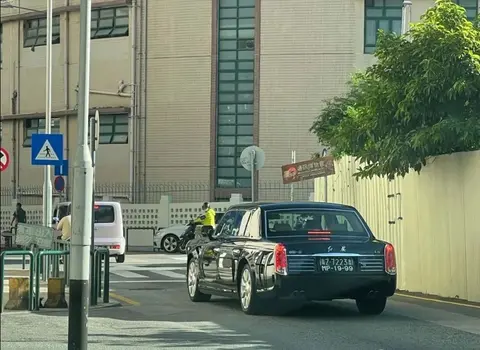 港澳首辆红旗L5，完税价破千万，劳斯莱斯只能跟在后面