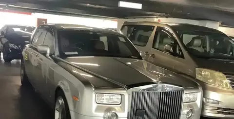 香港“何家”闲置的劳斯莱斯，有3辆，厚厚一层灰，车牌已失效4年